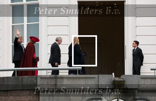 Den Haag 8 december 2021
Prinses Amalia arriveert voor de buitengewone vergadering van de Raad van State. Naast de prinses waren ook koning Willem Alexander en koningin Maxima bij de buitengewone vergadering aanwezig.
Na de vergadering ging Amalia in de tuin een boom planten.