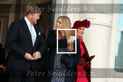 Den Haag 8 december 2021
Prinses Amalia arriveert voor de buitengewone vergadering van de Raad van State. Naast de prinses waren ook koning Willem Alexander en koningin Maxima bij de buitengewone vergadering aanwezig.
Na de vergadering ging Amalia in de tuin een boom planten.