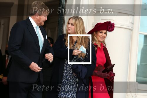 Den Haag 8 december 2021
Prinses Amalia arriveert voor de buitengewone vergadering van de Raad van State. Naast de prinses waren ook koning Willem Alexander en koningin Maxima bij de buitengewone vergadering aanwezig.
Na de vergadering ging Amalia in de tuin een boom planten.