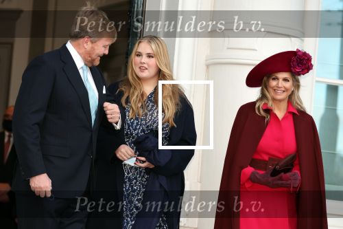 Den Haag 8 december 2021
Prinses Amalia arriveert voor de buitengewone vergadering van de Raad van State. Naast de prinses waren ook koning Willem Alexander en koningin Maxima bij de buitengewone vergadering aanwezig.
Na de vergadering ging Amalia in de tuin een boom planten.