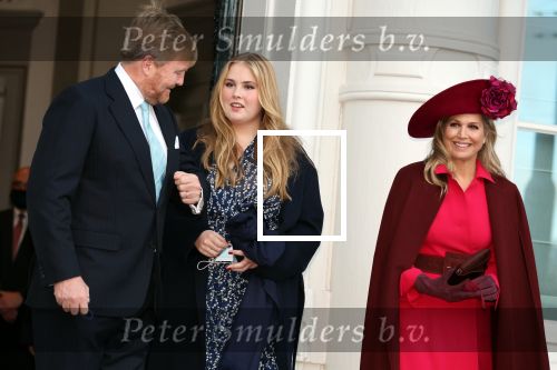 Den Haag 8 december 2021
Prinses Amalia arriveert voor de buitengewone vergadering van de Raad van State. Naast de prinses waren ook koning Willem Alexander en koningin Maxima bij de buitengewone vergadering aanwezig.
Na de vergadering ging Amalia in de tuin een boom planten.