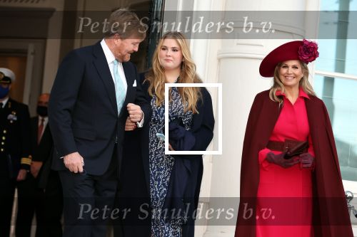 Den Haag 8 december 2021
Prinses Amalia arriveert voor de buitengewone vergadering van de Raad van State. Naast de prinses waren ook koning Willem Alexander en koningin Maxima bij de buitengewone vergadering aanwezig.
Na de vergadering ging Amalia in de tuin een boom planten.