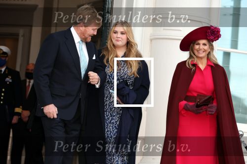 Den Haag 8 december 2021
Prinses Amalia arriveert voor de buitengewone vergadering van de Raad van State. Naast de prinses waren ook koning Willem Alexander en koningin Maxima bij de buitengewone vergadering aanwezig.
Na de vergadering ging Amalia in de tuin een boom planten.