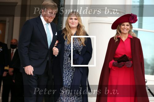 Den Haag 8 december 2021
Prinses Amalia arriveert voor de buitengewone vergadering van de Raad van State. Naast de prinses waren ook koning Willem Alexander en koningin Maxima bij de buitengewone vergadering aanwezig.
Na de vergadering ging Amalia in de tuin een boom planten.