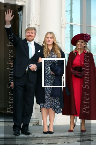 Den Haag 8 december 2021
Prinses Amalia arriveert voor de buitengewone vergadering van de Raad van State. Naast de prinses waren ook koning Willem Alexander en koningin Maxima bij de buitengewone vergadering aanwezig.
Na de vergadering ging Amalia in de tuin een boom planten.