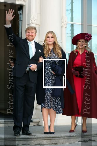 Den Haag 8 december 2021
Prinses Amalia arriveert voor de buitengewone vergadering van de Raad van State. Naast de prinses waren ook koning Willem Alexander en koningin Maxima bij de buitengewone vergadering aanwezig.
Na de vergadering ging Amalia in de tuin een boom planten.