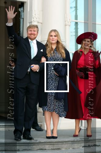 Den Haag 8 december 2021
Prinses Amalia arriveert voor de buitengewone vergadering van de Raad van State. Naast de prinses waren ook koning Willem Alexander en koningin Maxima bij de buitengewone vergadering aanwezig.
Na de vergadering ging Amalia in de tuin een boom planten.