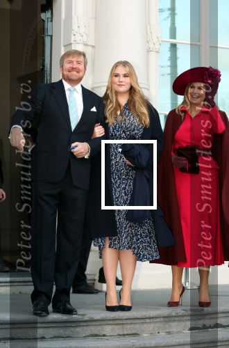 Den Haag 8 december 2021
Prinses Amalia arriveert voor de buitengewone vergadering van de Raad van State. Naast de prinses waren ook koning Willem Alexander en koningin Maxima bij de buitengewone vergadering aanwezig.
Na de vergadering ging Amalia in de tuin een boom planten.