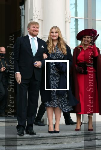 Den Haag 8 december 2021
Prinses Amalia arriveert voor de buitengewone vergadering van de Raad van State. Naast de prinses waren ook koning Willem Alexander en koningin Maxima bij de buitengewone vergadering aanwezig.
Na de vergadering ging Amalia in de tuin een boom planten.