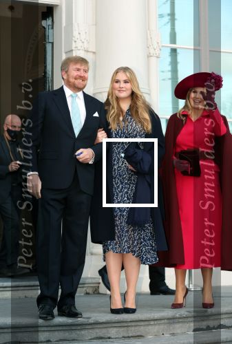 Den Haag 8 december 2021
Prinses Amalia arriveert voor de buitengewone vergadering van de Raad van State. Naast de prinses waren ook koning Willem Alexander en koningin Maxima bij de buitengewone vergadering aanwezig.
Na de vergadering ging Amalia in de tuin een boom planten.