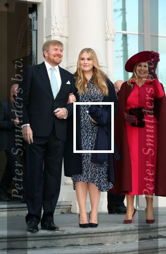 Den Haag 8 december 2021
Prinses Amalia arriveert voor de buitengewone vergadering van de Raad van State. Naast de prinses waren ook koning Willem Alexander en koningin Maxima bij de buitengewone vergadering aanwezig.
Na de vergadering ging Amalia in de tuin een boom planten.