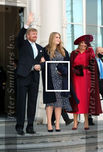 Den Haag 8 december 2021
Prinses Amalia arriveert voor de buitengewone vergadering van de Raad van State. Naast de prinses waren ook koning Willem Alexander en koningin Maxima bij de buitengewone vergadering aanwezig.
Na de vergadering ging Amalia in de tuin een boom planten.