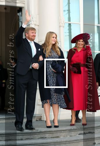 Den Haag 8 december 2021
Prinses Amalia arriveert voor de buitengewone vergadering van de Raad van State. Naast de prinses waren ook koning Willem Alexander en koningin Maxima bij de buitengewone vergadering aanwezig.
Na de vergadering ging Amalia in de tuin een boom planten.