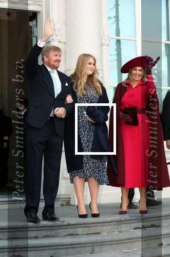 Den Haag 8 december 2021
Prinses Amalia arriveert voor de buitengewone vergadering van de Raad van State. Naast de prinses waren ook koning Willem Alexander en koningin Maxima bij de buitengewone vergadering aanwezig.
Na de vergadering ging Amalia in de tuin een boom planten.