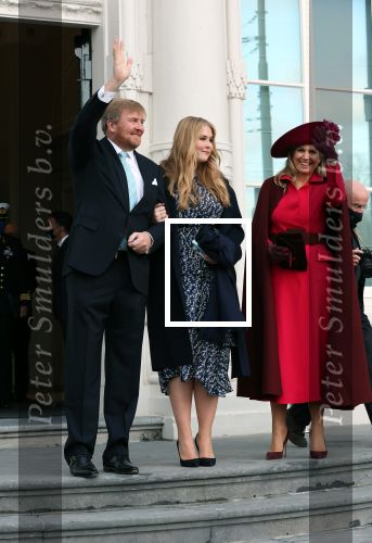 Den Haag 8 december 2021
Prinses Amalia arriveert voor de buitengewone vergadering van de Raad van State. Naast de prinses waren ook koning Willem Alexander en koningin Maxima bij de buitengewone vergadering aanwezig.
Na de vergadering ging Amalia in de tuin een boom planten.