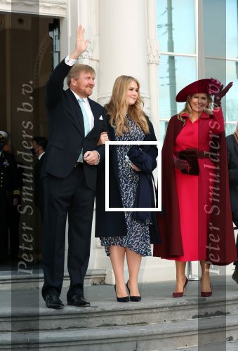 Den Haag 8 december 2021
Prinses Amalia arriveert voor de buitengewone vergadering van de Raad van State. Naast de prinses waren ook koning Willem Alexander en koningin Maxima bij de buitengewone vergadering aanwezig.
Na de vergadering ging Amalia in de tuin een boom planten.