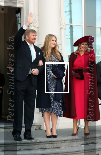 Den Haag 8 december 2021
Prinses Amalia arriveert voor de buitengewone vergadering van de Raad van State. Naast de prinses waren ook koning Willem Alexander en koningin Maxima bij de buitengewone vergadering aanwezig.
Na de vergadering ging Amalia in de tuin een boom planten.