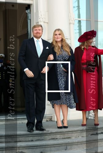 Den Haag 8 december 2021
Prinses Amalia arriveert voor de buitengewone vergadering van de Raad van State. Naast de prinses waren ook koning Willem Alexander en koningin Maxima bij de buitengewone vergadering aanwezig.
Na de vergadering ging Amalia in de tuin een boom planten.