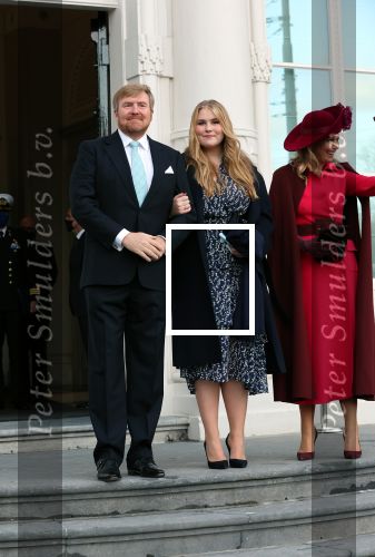 Den Haag 8 december 2021
Prinses Amalia arriveert voor de buitengewone vergadering van de Raad van State. Naast de prinses waren ook koning Willem Alexander en koningin Maxima bij de buitengewone vergadering aanwezig.
Na de vergadering ging Amalia in de tuin een boom planten.