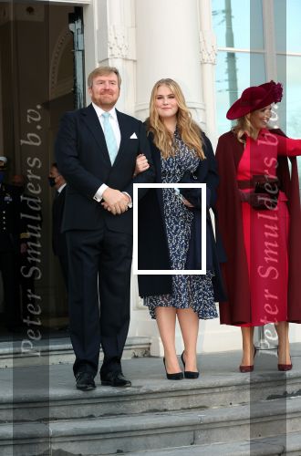 Den Haag 8 december 2021
Prinses Amalia arriveert voor de buitengewone vergadering van de Raad van State. Naast de prinses waren ook koning Willem Alexander en koningin Maxima bij de buitengewone vergadering aanwezig.
Na de vergadering ging Amalia in de tuin een boom planten.
