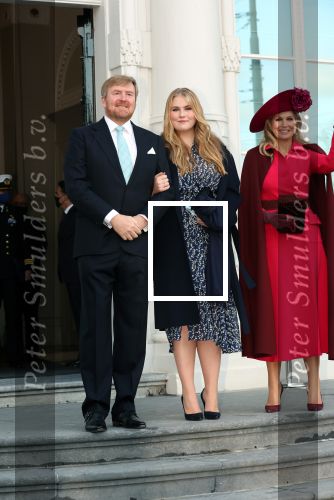 Den Haag 8 december 2021
Prinses Amalia arriveert voor de buitengewone vergadering van de Raad van State. Naast de prinses waren ook koning Willem Alexander en koningin Maxima bij de buitengewone vergadering aanwezig.
Na de vergadering ging Amalia in de tuin een boom planten.