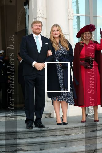 Den Haag 8 december 2021
Prinses Amalia arriveert voor de buitengewone vergadering van de Raad van State. Naast de prinses waren ook koning Willem Alexander en koningin Maxima bij de buitengewone vergadering aanwezig.
Na de vergadering ging Amalia in de tuin een boom planten.