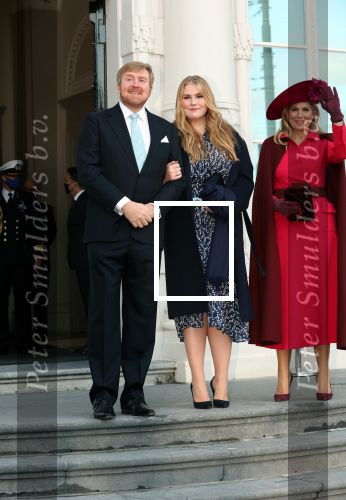 Den Haag 8 december 2021
Prinses Amalia arriveert voor de buitengewone vergadering van de Raad van State. Naast de prinses waren ook koning Willem Alexander en koningin Maxima bij de buitengewone vergadering aanwezig.
Na de vergadering ging Amalia in de tuin een boom planten.