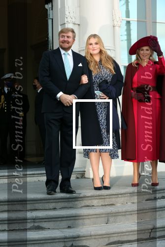 Den Haag 8 december 2021
Prinses Amalia arriveert voor de buitengewone vergadering van de Raad van State. Naast de prinses waren ook koning Willem Alexander en koningin Maxima bij de buitengewone vergadering aanwezig.
Na de vergadering ging Amalia in de tuin een boom planten.