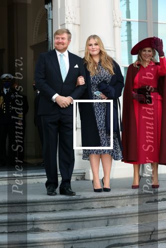 Den Haag 8 december 2021
Prinses Amalia arriveert voor de buitengewone vergadering van de Raad van State. Naast de prinses waren ook koning Willem Alexander en koningin Maxima bij de buitengewone vergadering aanwezig.
Na de vergadering ging Amalia in de tuin een boom planten.