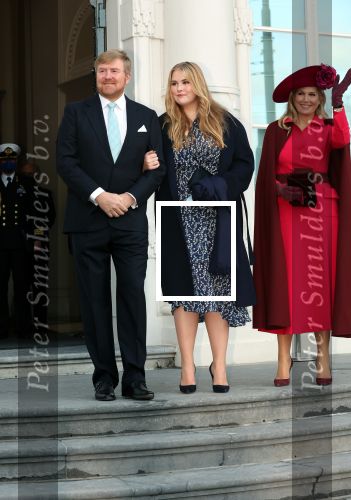 Den Haag 8 december 2021
Prinses Amalia arriveert voor de buitengewone vergadering van de Raad van State. Naast de prinses waren ook koning Willem Alexander en koningin Maxima bij de buitengewone vergadering aanwezig.
Na de vergadering ging Amalia in de tuin een boom planten.
