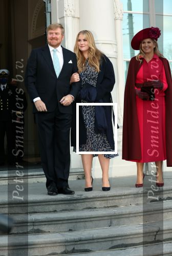 Den Haag 8 december 2021
Prinses Amalia arriveert voor de buitengewone vergadering van de Raad van State. Naast de prinses waren ook koning Willem Alexander en koningin Maxima bij de buitengewone vergadering aanwezig.
Na de vergadering ging Amalia in de tuin een boom planten.