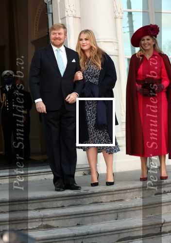 Den Haag 8 december 2021
Prinses Amalia arriveert voor de buitengewone vergadering van de Raad van State. Naast de prinses waren ook koning Willem Alexander en koningin Maxima bij de buitengewone vergadering aanwezig.
Na de vergadering ging Amalia in de tuin een boom planten.