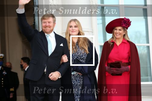 Den Haag 8 december 2021
Prinses Amalia arriveert voor de buitengewone vergadering van de Raad van State. Naast de prinses waren ook koning Willem Alexander en koningin Maxima bij de buitengewone vergadering aanwezig.
Na de vergadering ging Amalia in de tuin een boom planten.