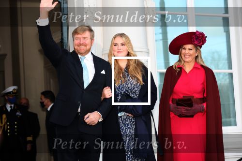 Den Haag 8 december 2021
Prinses Amalia arriveert voor de buitengewone vergadering van de Raad van State. Naast de prinses waren ook koning Willem Alexander en koningin Maxima bij de buitengewone vergadering aanwezig.
Na de vergadering ging Amalia in de tuin een boom planten.