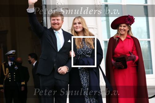 Den Haag 8 december 2021
Prinses Amalia arriveert voor de buitengewone vergadering van de Raad van State. Naast de prinses waren ook koning Willem Alexander en koningin Maxima bij de buitengewone vergadering aanwezig.
Na de vergadering ging Amalia in de tuin een boom planten.