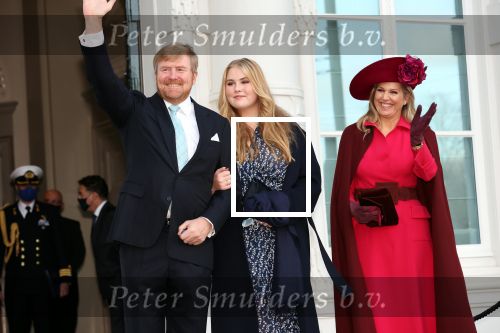 Den Haag 8 december 2021
Prinses Amalia arriveert voor de buitengewone vergadering van de Raad van State. Naast de prinses waren ook koning Willem Alexander en koningin Maxima bij de buitengewone vergadering aanwezig.
Na de vergadering ging Amalia in de tuin een boom planten.