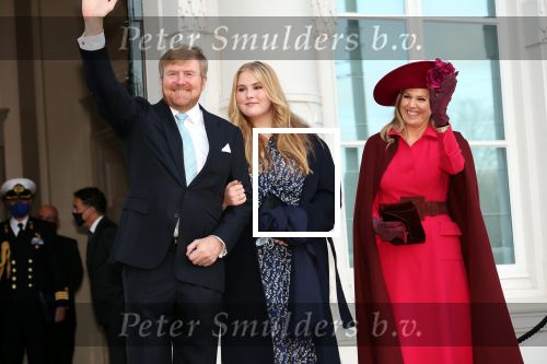 Den Haag 8 december 2021
Prinses Amalia arriveert voor de buitengewone vergadering van de Raad van State. Naast de prinses waren ook koning Willem Alexander en koningin Maxima bij de buitengewone vergadering aanwezig.
Na de vergadering ging Amalia in de tuin een boom planten.