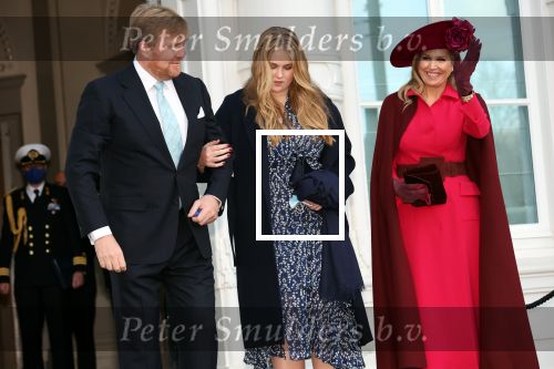 Den Haag 8 december 2021
Prinses Amalia arriveert voor de buitengewone vergadering van de Raad van State. Naast de prinses waren ook koning Willem Alexander en koningin Maxima bij de buitengewone vergadering aanwezig.
Na de vergadering ging Amalia in de tuin een boom planten.