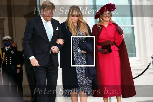 Den Haag 8 december 2021
Prinses Amalia arriveert voor de buitengewone vergadering van de Raad van State. Naast de prinses waren ook koning Willem Alexander en koningin Maxima bij de buitengewone vergadering aanwezig.
Na de vergadering ging Amalia in de tuin een boom planten.