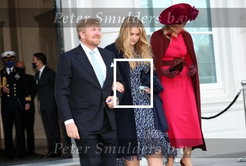 Den Haag 8 december 2021
Prinses Amalia arriveert voor de buitengewone vergadering van de Raad van State. Naast de prinses waren ook koning Willem Alexander en koningin Maxima bij de buitengewone vergadering aanwezig.
Na de vergadering ging Amalia in de tuin een boom planten.