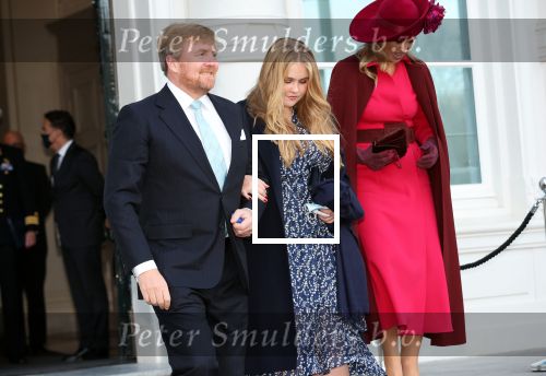 Den Haag 8 december 2021
Prinses Amalia arriveert voor de buitengewone vergadering van de Raad van State. Naast de prinses waren ook koning Willem Alexander en koningin Maxima bij de buitengewone vergadering aanwezig.
Na de vergadering ging Amalia in de tuin een boom planten.