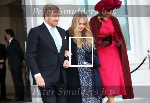 Den Haag 8 december 2021
Prinses Amalia arriveert voor de buitengewone vergadering van de Raad van State. Naast de prinses waren ook koning Willem Alexander en koningin Maxima bij de buitengewone vergadering aanwezig.
Na de vergadering ging Amalia in de tuin een boom planten.