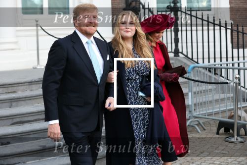 Den Haag 8 december 2021
Prinses Amalia arriveert voor de buitengewone vergadering van de Raad van State. Naast de prinses waren ook koning Willem Alexander en koningin Maxima bij de buitengewone vergadering aanwezig.
Na de vergadering ging Amalia in de tuin een boom planten.