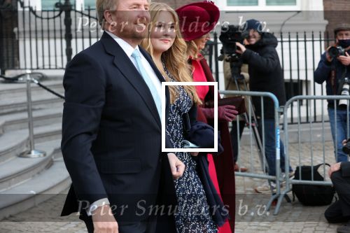 Den Haag 8 december 2021
Prinses Amalia arriveert voor de buitengewone vergadering van de Raad van State. Naast de prinses waren ook koning Willem Alexander en koningin Maxima bij de buitengewone vergadering aanwezig.
Na de vergadering ging Amalia in de tuin een boom planten.