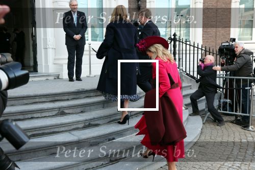 Den Haag 8 december 2021
Prinses Amalia arriveert voor de buitengewone vergadering van de Raad van State. Naast de prinses waren ook koning Willem Alexander en koningin Maxima bij de buitengewone vergadering aanwezig.
Na de vergadering ging Amalia in de tuin een boom planten.
