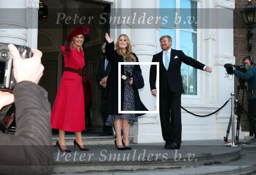 Den Haag 8 december 2021
Prinses Amalia arriveert voor de buitengewone vergadering van de Raad van State. Naast de prinses waren ook koning Willem Alexander en koningin Maxima bij de buitengewone vergadering aanwezig.
Na de vergadering ging Amalia in de tuin een boom planten.