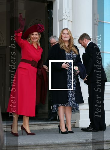 Den Haag 8 december 2021
Prinses Amalia arriveert voor de buitengewone vergadering van de Raad van State. Naast de prinses waren ook koning Willem Alexander en koningin Maxima bij de buitengewone vergadering aanwezig.
Na de vergadering ging Amalia in de tuin een boom planten.