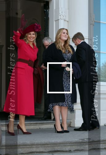Den Haag 8 december 2021
Prinses Amalia arriveert voor de buitengewone vergadering van de Raad van State. Naast de prinses waren ook koning Willem Alexander en koningin Maxima bij de buitengewone vergadering aanwezig.
Na de vergadering ging Amalia in de tuin een boom planten.