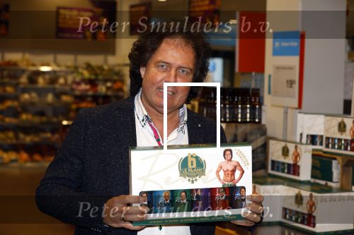 Elst 15 december 2021
Rene Leblanc en zijn vouw in de Albert Heijn met zijn bier .