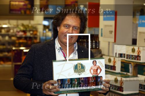 Elst 15 december 2021
Rene Leblanc en zijn vouw in de Albert Heijn met zijn bier .